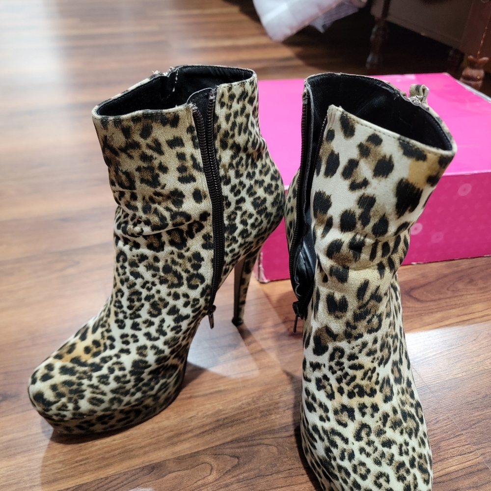 Shoe dazzle leopard platform booties